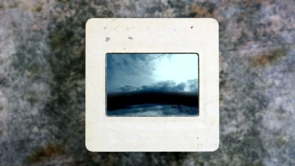 Nuvens tempestuosas sobre o oceano escuro em filme de slides vintage — Vídeo de Stock