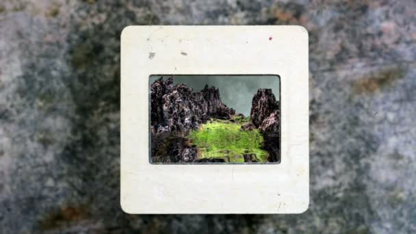 Καταπληκτικά βουνά αντανακλάται στο νερό σε vintage slide film — Αρχείο Βίντεο