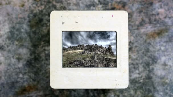 Amazing Mountains tükröződik a víz vintage slide film — Stock videók