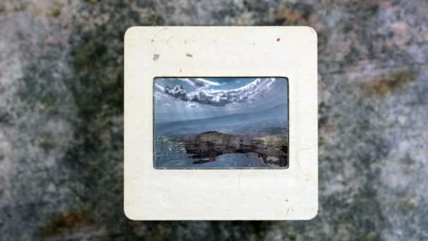 Montagnes étonnantes reflétées dans l'eau sur film de diapositive vintage — Video
