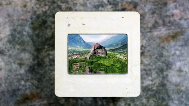 Montanhas incríveis refletidas na água no filme de slides vintage — Vídeo de Stock