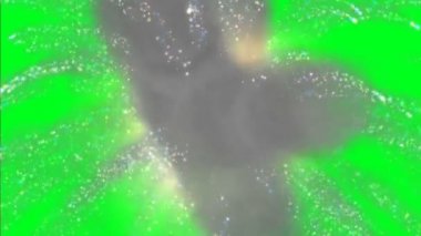 Yeşil ekran üzerinde çok renkli havai fişek