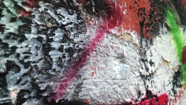 Πολύχρωμες ζωγραφιές σε η κουκλίτσα τοίχο πυροβόλησε — Αρχείο Βίντεο