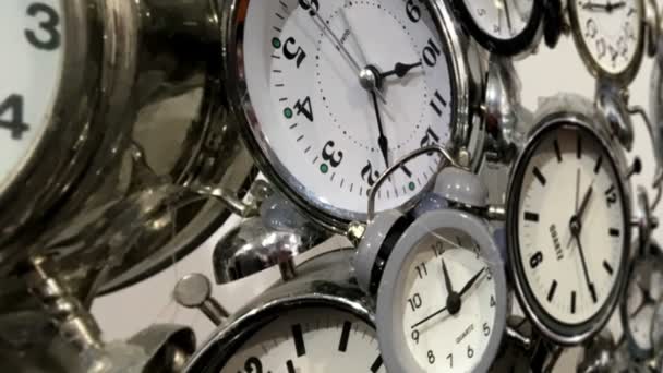 Muchos relojes dolly tiro — Vídeo de stock