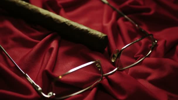 红色坐的雪茄和眼镜 — 图库视频影像