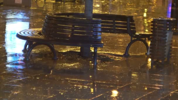雨秋夜的长凳 — 图库视频影像
