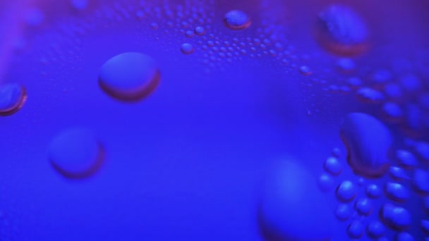 Close up de gotas de água natural em fundo de vidro — Vídeo de Stock