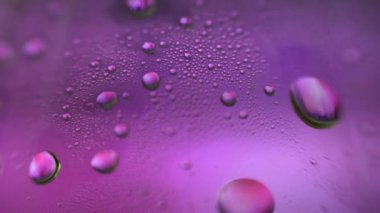 Cam arka plan üzerinde Doğal Su Damlaları Yakın