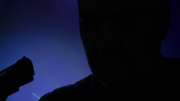 Silhouette di grave maschio che tiene pistola e si prepara ad uccidersi suicidio — Video Stock
