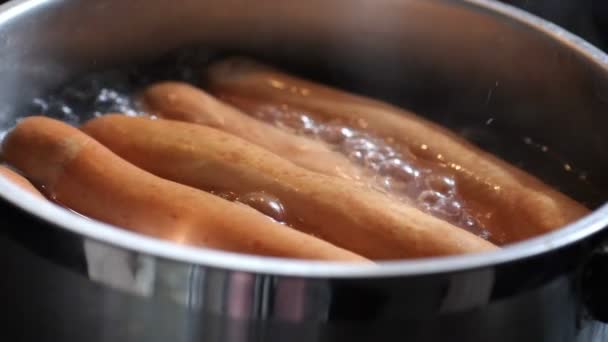 Salsichas fervendo no fogão macro tiro — Vídeo de Stock