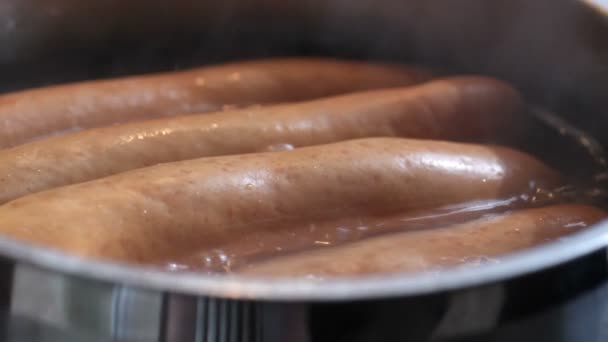 Salsichas fervendo no fogão macro tiro — Vídeo de Stock