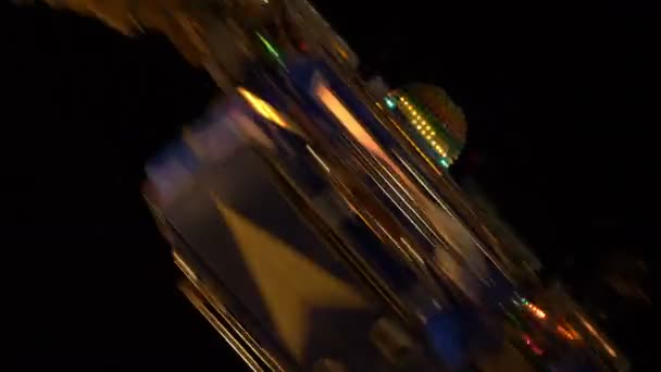 Τροχός λούνα παρκ σε ένα πάρκο διασκέδασης τη νύχτα — Αρχείο Βίντεο