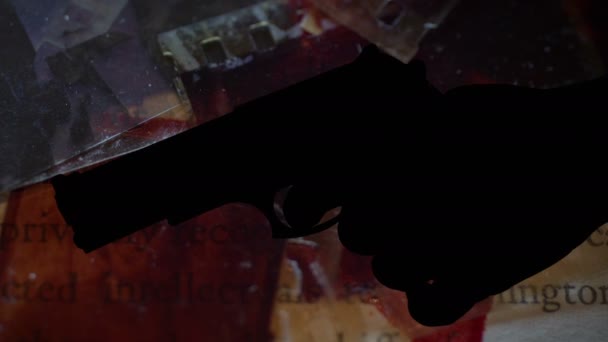 Silhouette de pistolet contre le concept de crime de fond grunge — Video