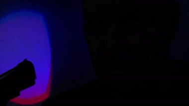 Ciddi Erkek Tutma Tabancası Silueti ve İntihar İçin Hazırlık