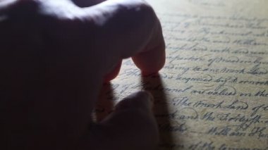 Parmaklar eski harflere dokunuyor