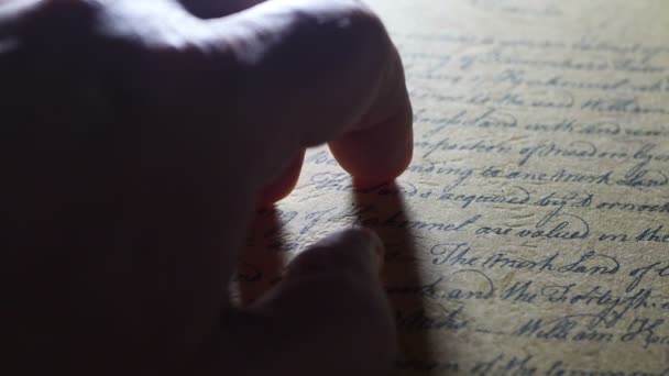 손가락으로 옛 편지를 두드리는 모습 — 비디오