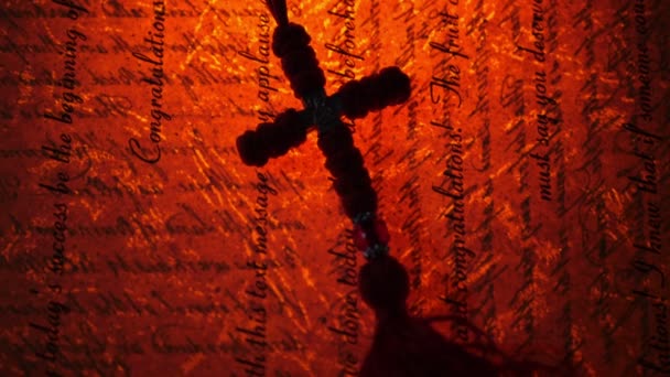 Croix d "époque contre un manuscrit ancien