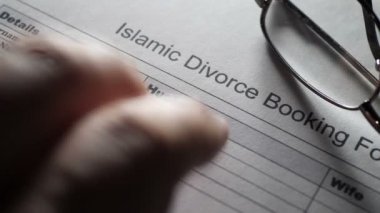 İslami boşanma formuna dokunan parmaklar