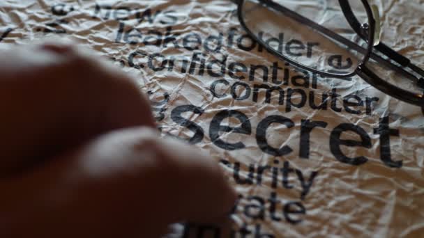 Des doigts tapent sur un texte secret — Video