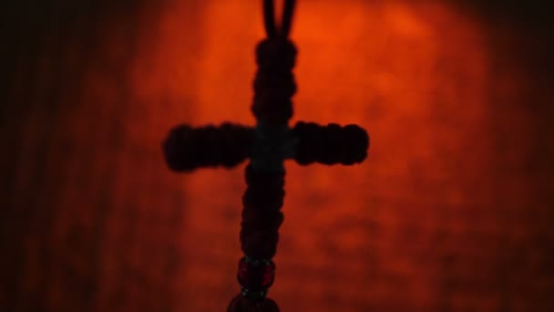 Croce di Cristo sullo sfondo rosso — Video Stock