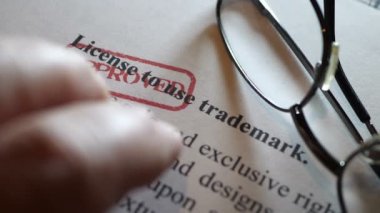 Ticari marka kullanmak için lisans üzerinde parmak tıklatma