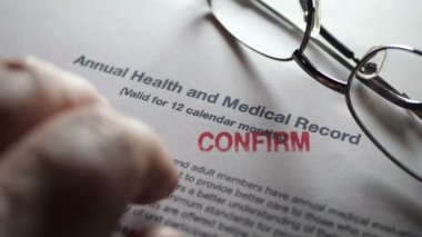 Sağlık ve tıbbi kayıtlara parmak şıklatma