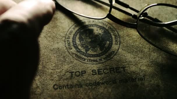 Des doigts tapent sur un document très secret