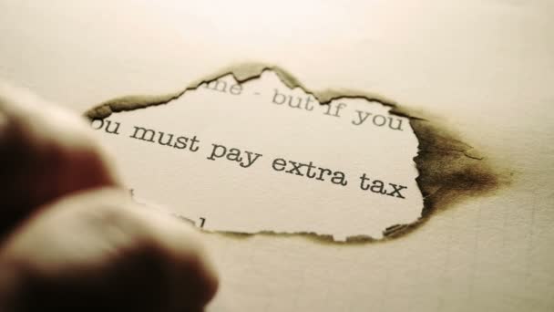 Wer mit den Fingern tippt, muss extra Steuern zahlen — Stockvideo