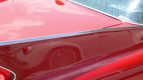 Glänsande röd vintage klassisk bil — Stockvideo