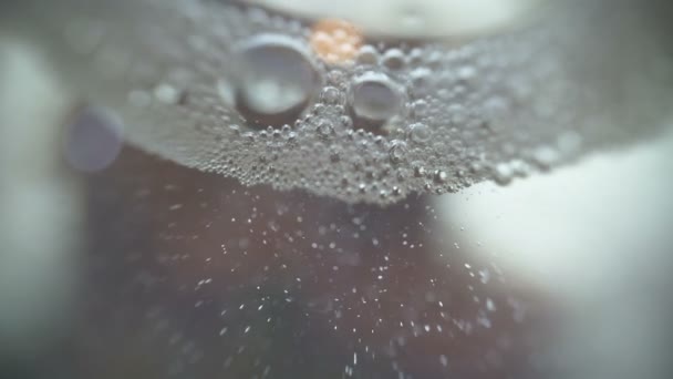 Gros plan sur les bulles et la mousse — Video