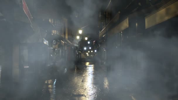 Foggy nuit dans la vieille rue — Video