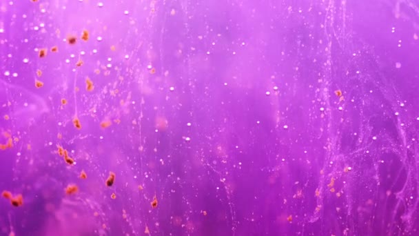 Particules roses flottant dans l'eau 