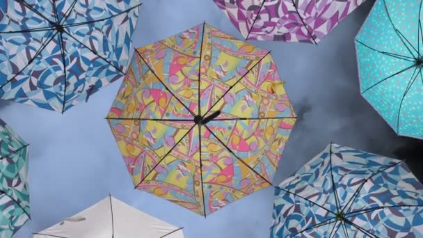 Kleurrijke parasols tegen de lucht — Stockvideo