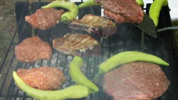 Летняя гриль-барбекю стейк на косточке и гамбургеры — стоковое видео