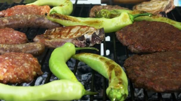 Summer Bbq Grill T-Bone Steak y hamburguesas — Vídeo de stock