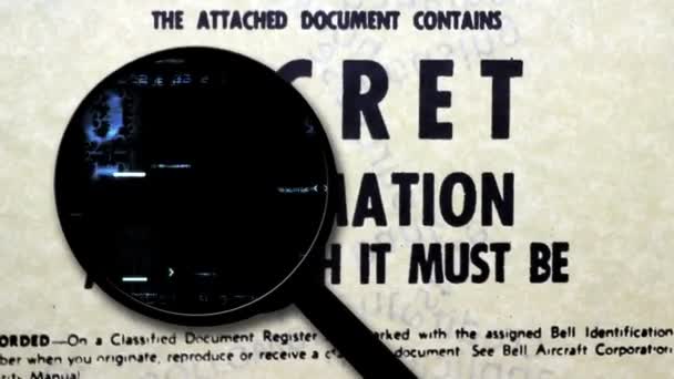 Verre grossissant sur document secret — Video