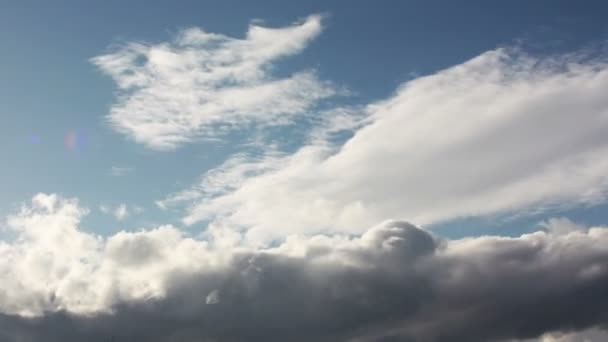 Mavi Gökyüzü Zaman Ayarı ile Hareketli Bulutlar — Stok video