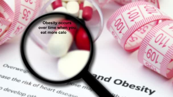 Verre grossissant sur le concept de surcharge pondérale et d'obésité — Video