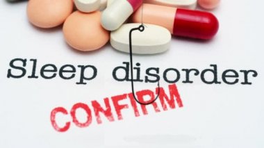 Uyku bozukluğu konsepti için haplara karşı balık kancası.