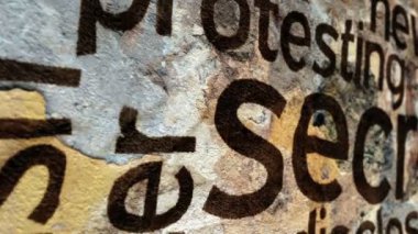 Grunge arkaplanındaki gizli metin