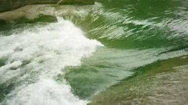 Dağ nehrinden akan sular