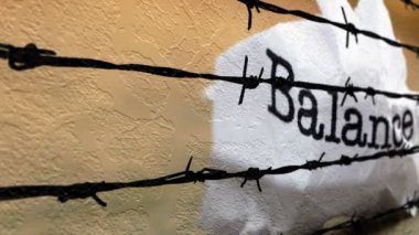 Dikenli tele karşı denge metni