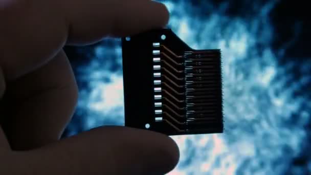 Fechar a mão segurando microchip — Vídeo de Stock