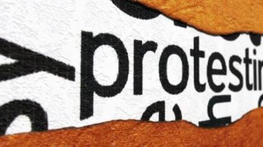 Yırtık kağıt üzerindeki metin protesto ediliyor