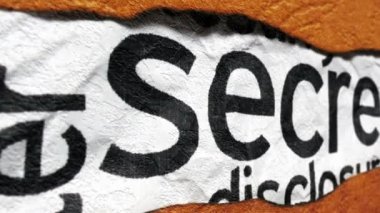 Yırtık kağıt üzerinde gizli metin