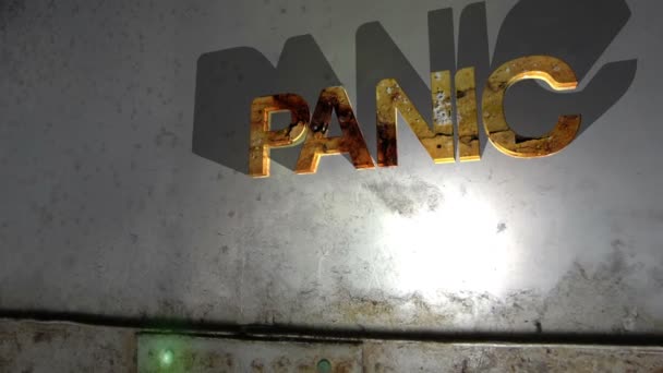 Grunge panik text på väggen — Stockvideo