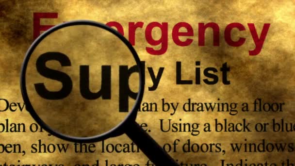 Lupa en concepto de búsqueda de lista de suministros de emergencia — Vídeos de Stock