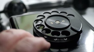 Vintage döner telefondan parmak vuruşu