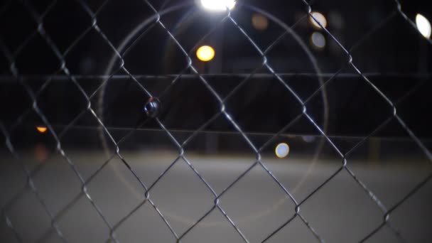 Тюремный забор ночью — стоковое видео