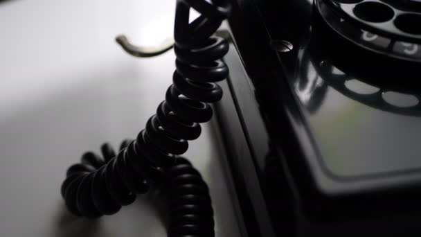 Sluiten van oude roterende telefoon — Stockvideo